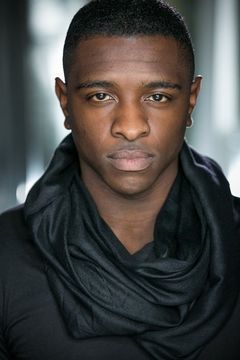 Adam J. Bernard interpreta Lieutenant Walker
