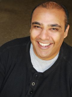 David Paul Francis interpreta Dr. Mirchandani