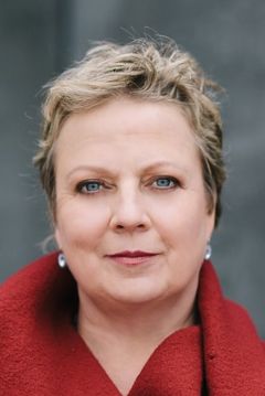 Gabriela Maria Schmeide interpreta The Steward's wife