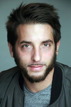 Adrien Ruiz interpreta Gang member