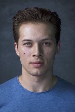 Leo Howard interpreta Ethan Machado