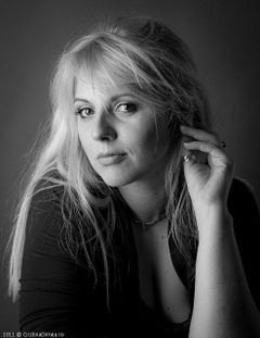 Natalie Ester interpreta Stage Actor