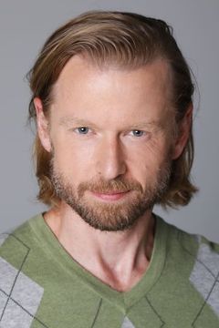 Erik Walker Neill interpreta Officer Stanislav