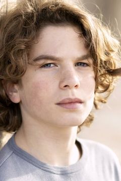 Léopold Moati interpreta Hugo