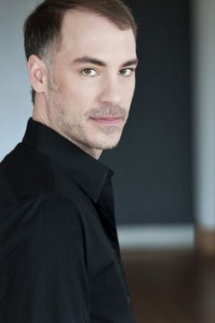 Clint Curtis interpreta Billy