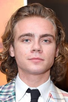 Christopher Dylan White interpreta Bernard