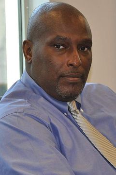 Peter Anthony Holder interpreta Local Reporter