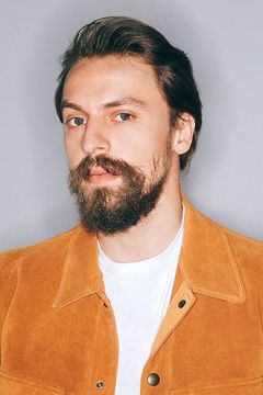 Metin Akdülger interpreta Ömer