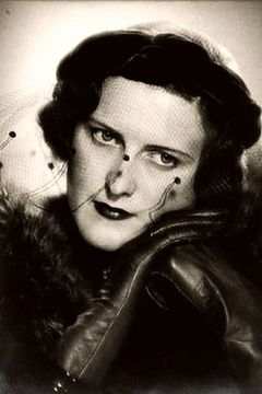 Ambrosine Phillpotts interpreta Miss Grey (uncredited)