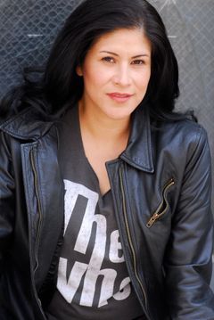 Lucinda Serrano interpreta Myrna/DEA Translator