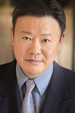 Donald Li interpreta Eddie Lee