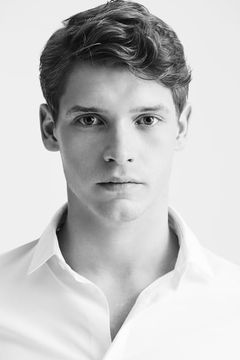 Billy Howle interpreta John