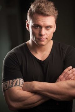 Sean Kohnke interpreta Stiltz