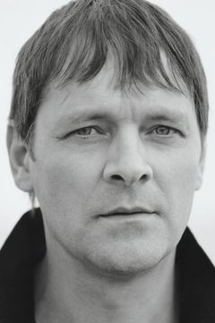 Mark Heap interpreta M.C.