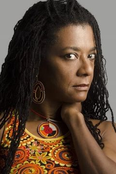 Bertina Macauley interpreta Joy Bannock