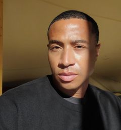 Kalon Jackson interpreta Man (uncredited)