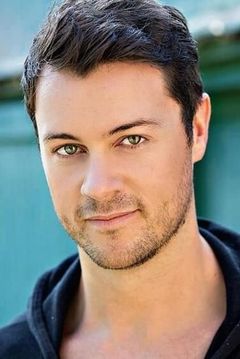 Daniel Feuerriegel interpreta Leo Coombes