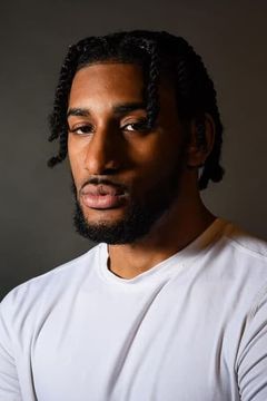 KC Simms interpreta Jerren