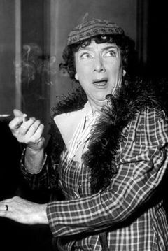 Hylda Baker interpreta Mrs. Sowerberry