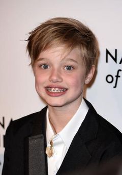 Shiloh Jolie-Pitt interpreta Caroline as Baby (uncredited)