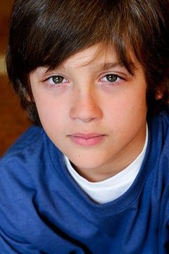 Bryce Hogarth interpreta 7 Years Old John