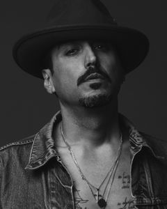 Carlos Julio Molina interpreta Workman