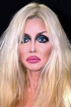 Dawna Lee Heising interpreta Showgirl (uncredited)