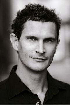 Hugh Sexton interpreta Team Blaze