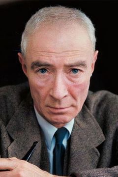 J. Robert Oppenheimer interpreta (Archive footage)
