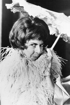 Alice Pearce interpreta Nurse Millie Baxter