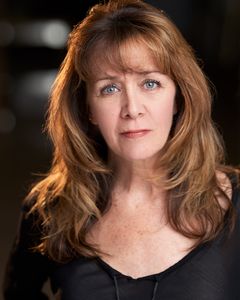 Margaret Murphy interpreta Mom