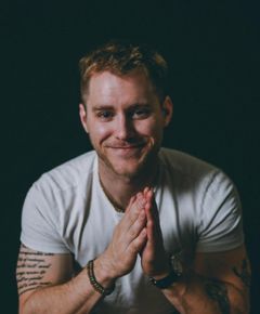 Landon Marshall interpreta Mark