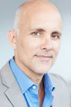 Simon Anthony interpreta Police Officer