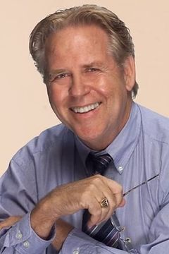 Maury Covington interpreta Policeman