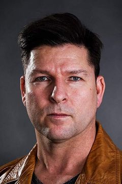 Shane Steyn interpreta Mercenary 4