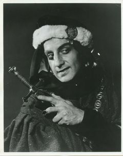 Claude Woolman interpreta Gilcher