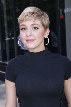 Cozi Zuehlsdorff interpreta Hazel Haskett