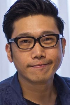 Derek Kwok interpreta Chan Sir