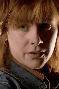 Alix Koromzay interpreta Cindy