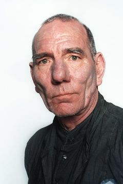 Pete Postlethwaite interpreta Dr. Lorbeer aka Dr. Brandt