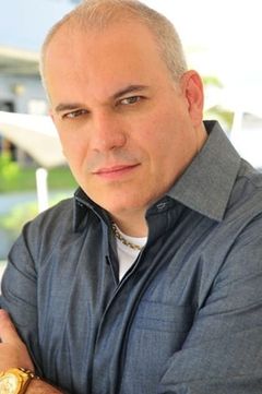 Sandro Rocha interpreta Russo