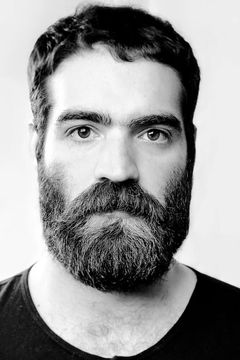 Yorgos Tsiantoulas interpreta Man on beach