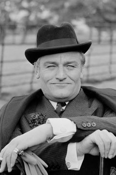 Charles Gray interpreta Charles Cook