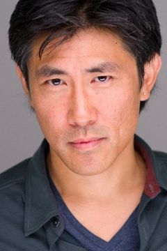 Jinn S. Kim interpreta Man on Fire Escape
