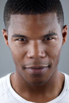 Gaius Charles interpreta Shane Ross