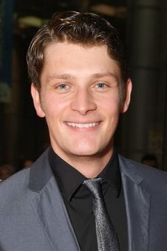 Brett Dier interpreta 80s Breakdancer