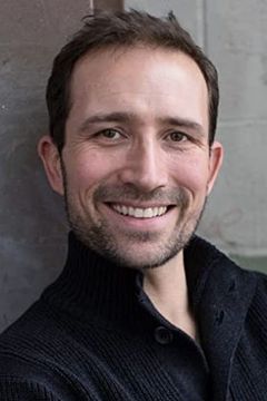 Christopher D. Harder interpreta Funeral Director