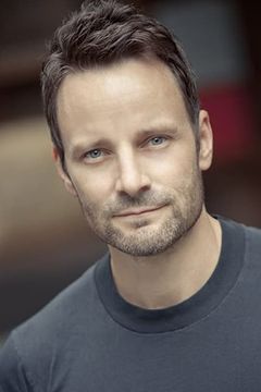 Ryan Robbins interpreta Steven Dwyer
