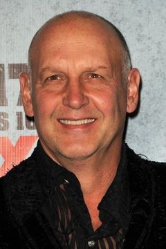 Nick Searcy interpreta Deke Simmons