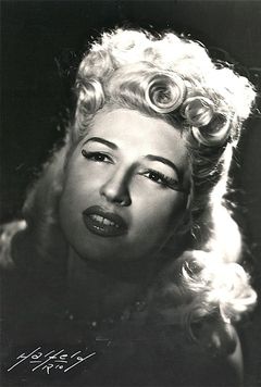 Mara Rúbia interpreta Claudete